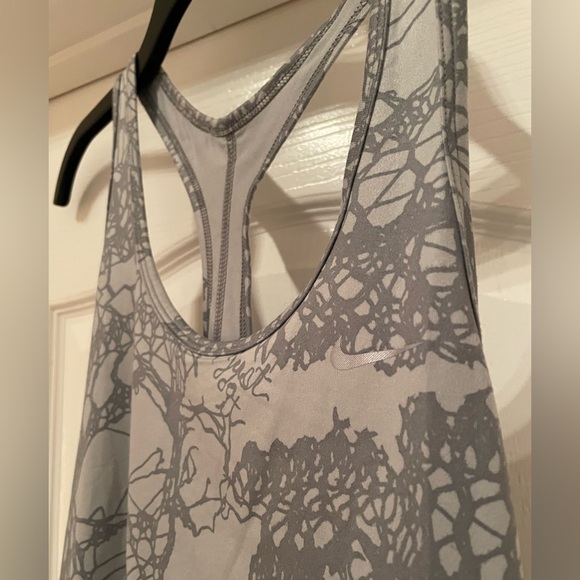 Nike workout racerback athletic tank top size Medium- grey pattern 🎉Host Pick🎉 - Picture 4 of 4